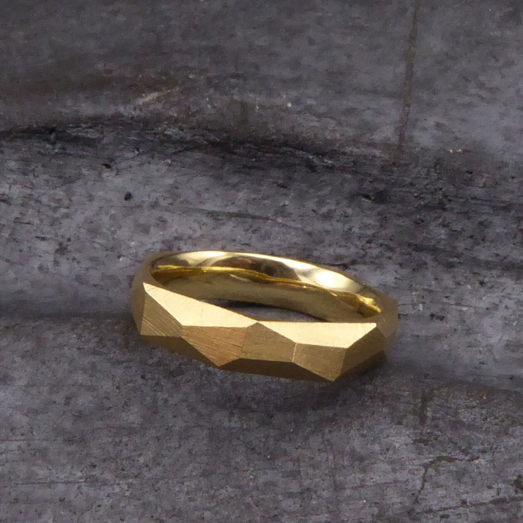 ein-schmaler-ring-mit-vielen-polygonen-flaechen-der-ring-ist-ca-viereinhalb-millimeter-breit-und-besteht-aus-gelbgold-er-ist-auch-in-fairtrade-gold-erhaeltlich-die-ringe-werden-von-hand-in-unserer-goldschmiede-in-frankfurt-am-main-angefertigt-alexandra-baum-schmuck