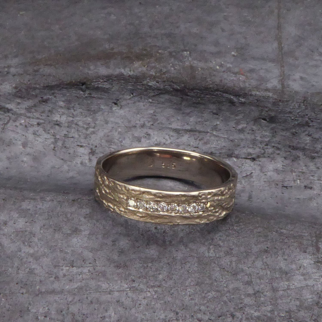 fuenf-millimeter-breiter-ring-mit-baumrinden-struktur-aus-fairtrade-palladiumweissgold-mit-acht-vintage-brillanten