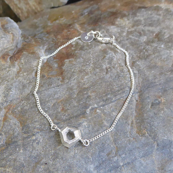 bergsee-armband-mit-einem-kleinen-anhaenger-wie-berge-mit-einem-see-in-ihrer-mitte-statt-des-sees-ist-in-der-mitte-des-anhaengers-ein-reizvolles-loch-durch-das-man-durchgucken-kann-als-verschluss-des-armbands-in-sterling-silber-ist-ein-karabiner-befestigt