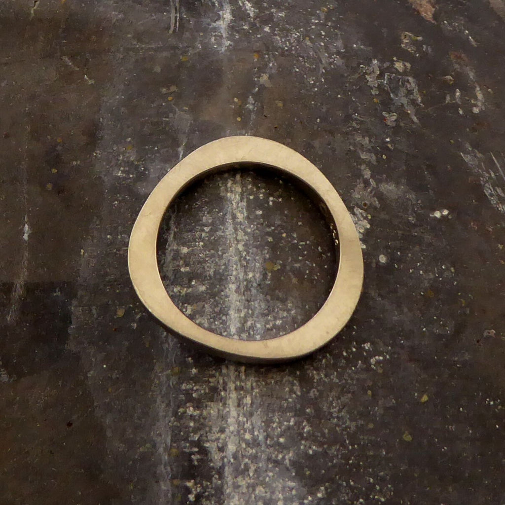 ein-ehering-mit-dem-namen-durch-dick-und-duenn-der-ring-besteht-aus-palladium-weissgold-die-form-ist-klassisch-aber-leicht-unregelmaessig-an-manchen-stellen-dicker-an-manchen-stellen-duenner-ein-design-trauring-der-sich-von-der-masse-abhebt-die-ringe-werden-von-hand-in-unserer-goldschmiede-in-frankfurt-am-main-angefertigt