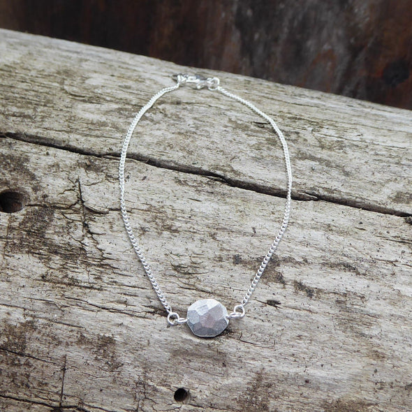 ecken-und-kanten-armband-mit-einem-kleinen-anhaenger-mit-unregelmaessigen-facetten-als-verschluss-des-armbands-in-recycling-sterling-silber-ist-ein-karabiner-befestigt-von-hand-gefertigt-in-unserer-goldschmiede-in-frankfurt-bockenheim