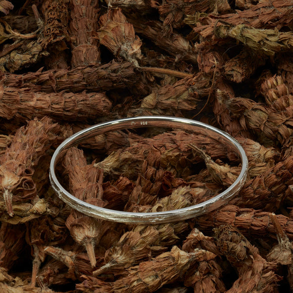 ein-edler-und-schlichter-armreif-mit-gras-struktur-in-sterling-silber-handgefertigt-in-unserer-goldschmiede-werkstatt-in-frankfurt-am-main-von-alexandra-baum-schmuck