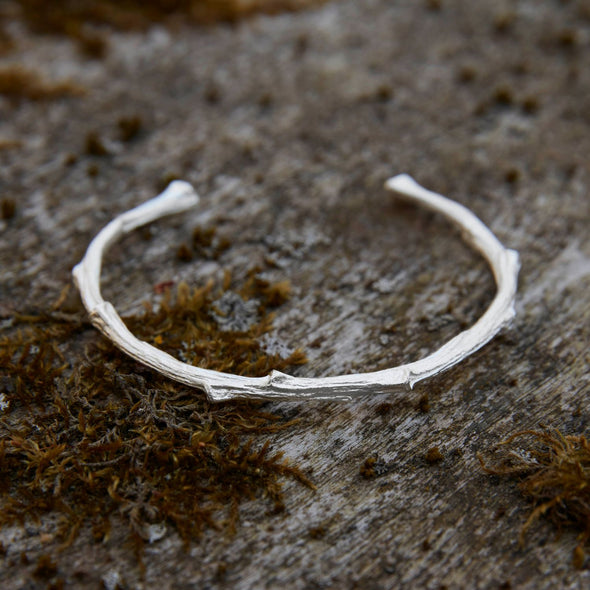 schlichter-handgefertigter-Ast-armreif-mit-feiner-struktur-von-echten-aestchen-abgeformt-in-sterling-silber-aus-unserer-goldschmiede-in-frankfurt-auch-in-fairtrade-gold-oder-fairmined-silber-erhaeltlich-die-groesse-ist-leicht-anpassbar-alexandra-baum-schmuck