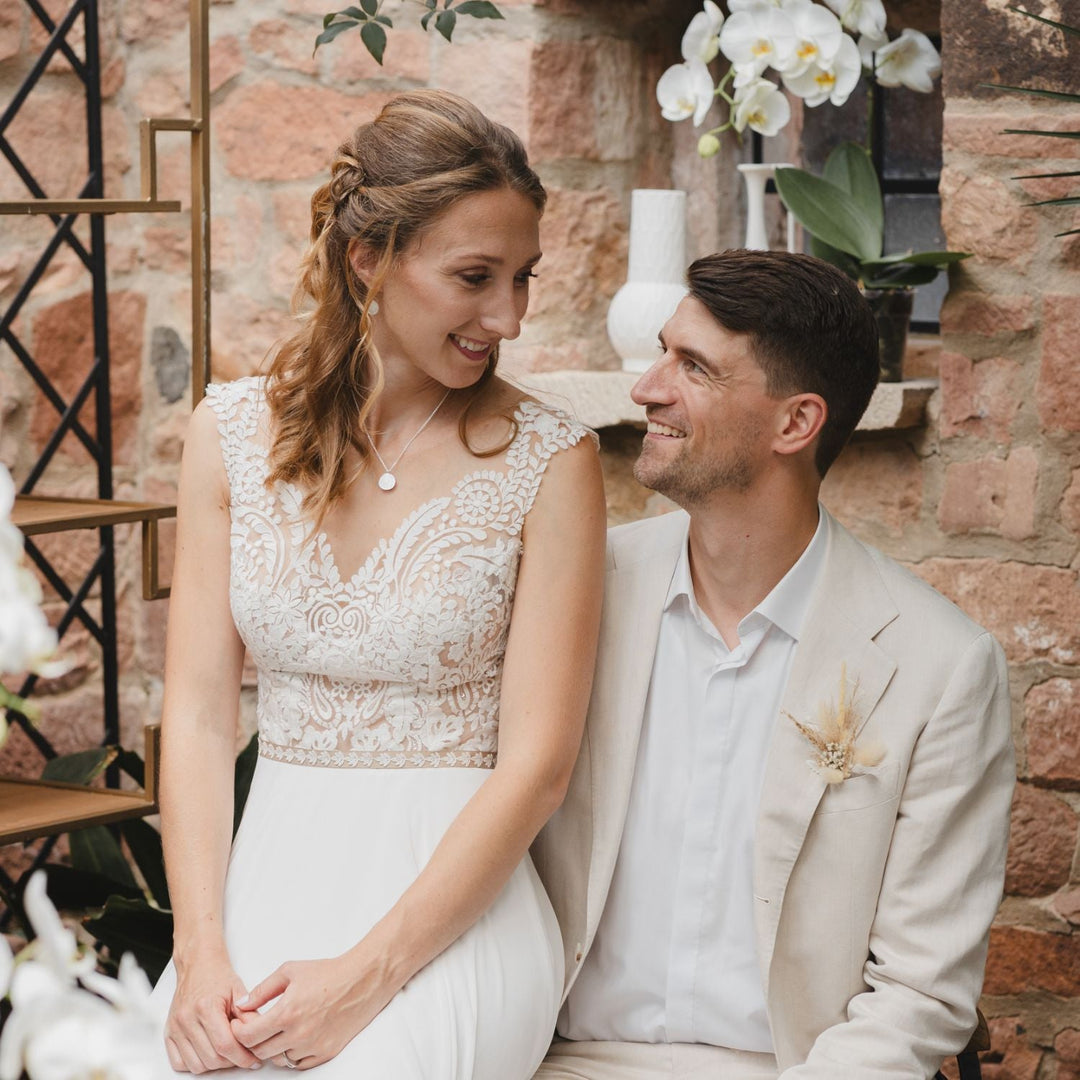 eine-echte-green-wedding-feiern-feature-bild-mit-brautpaar-einer-fairheiraten-netzwerk-hochzeit
