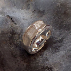 ein-ring-aus-sterling-silber-der-aus-einer-abgegossenen-schote-des-affenbrot-baums-besteht-die-dellen-in-der-schotenform-sind-sehr-gut-erkennbar-von-alexandra-baum-schmuck