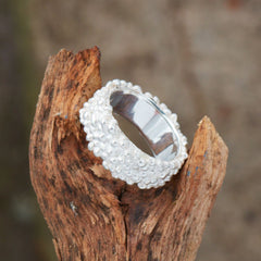 breiter-bubble-ring-mit-ca-zwei-millimeter-grossen-kuegelchen-der-ring-besteht-aus-sterling-silber-er-wird-in-unserer-werkstatt-in-fankfurt-am-main-von-hand-angefertigt