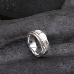 ein-ring-aus-sterling-silber-der-aus-einer-abgegossenen-schote-des-affenbrot-baums-besteht-von-alexandra-baum-schmuck