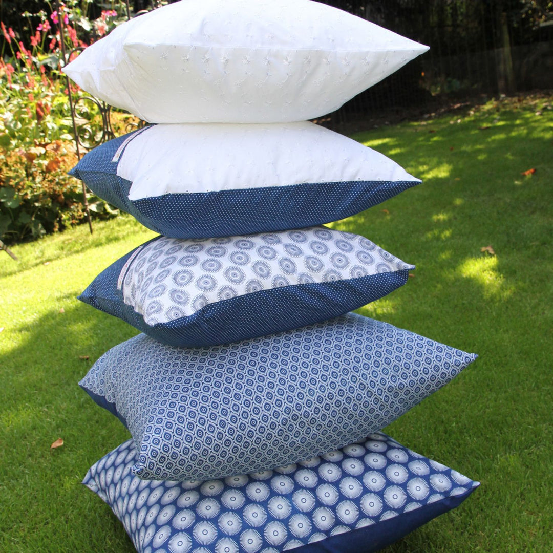 blau-gemusterte-kissenbezuege-mit-suedafrikanischen-mustern-von-apfelgruen-zum-anziehen-bei-alexandra-baum-schmuck-in-frankfurt
