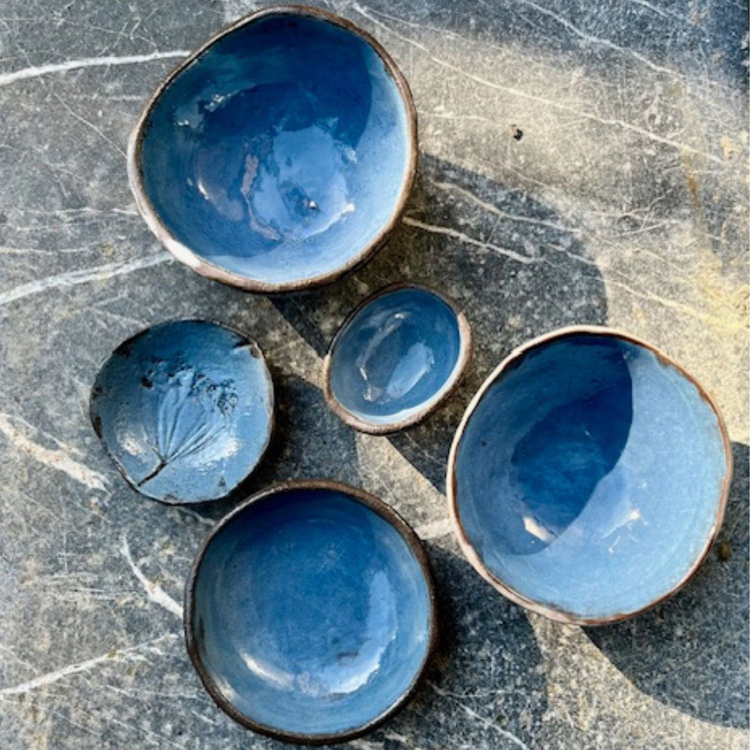 keramik-unikate-mit-natuerlichen-formen-und-farben-von-raffaella-sgrosso-im-ladenatelier-von-alexandra-baum-schmuck