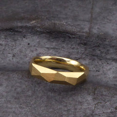 ein-schmaler-ring-mit-vielen-polygonen-flaechen-der-ring-ist-ca-viereinhalb-millimeter-breit-und-besteht-aus-gelbgold-er-ist-auch-in-fairtrade-gold-erhaeltlich-die-ringe-werden-von-hand-in-unserer-goldschmiede-in-frankfurt-am-main-angefertigt-alexandra-baum-schmuck