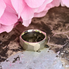ein-breiter-auffaelliger-ring-mit-vielen-unregelmaessigen-facetten-oder-polygonen-flaechen-der-ring-ist-ca-achteinhalb-millimeter-breit-und-besteht-aus-palladiumweissgold-geeignet-als-trauring-oder-schmuckring-fuer-menschen-die-auffaellige-ringe-moegen-die-ringe-werden-von-hand-in-unserer-goldschmiede-in-frankfurt-am-main-angefertigt-und-sind-individuell-anpassbar-alexandra-baum-schmuck