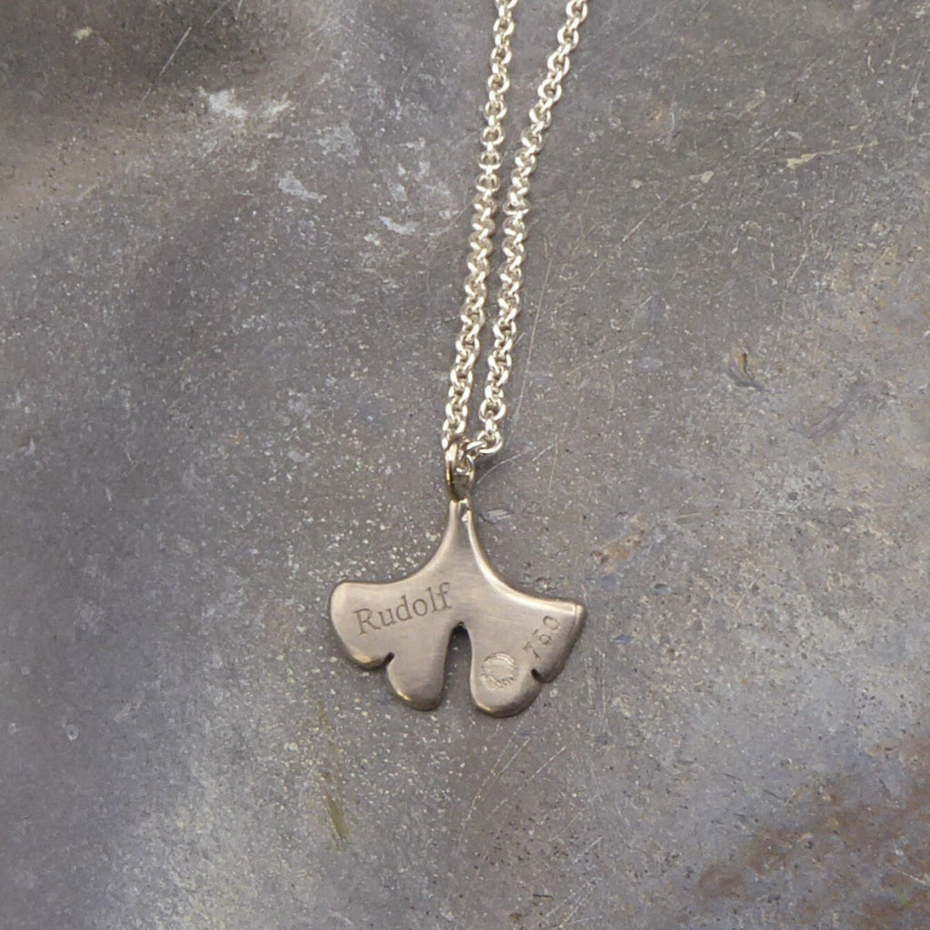 personalisierter-handgefertigter-ginkgo-anhaenger-weißgold-mit-persoenlicher-gravur-an-zarter-ankerkette-in-verschiedenen-laengen-tragbar-aus-silber-aus-unserer-goldschmiede-in-frankfurt