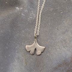 personalisierter-handgefertigter-ginkgo-anhaenger-weißgold-mit-persoenlicher-gravur-an-zarter-ankerkette-in-verschiedenen-laengen-tragbar-aus-silber-aus-unserer-goldschmiede-in-frankfurt