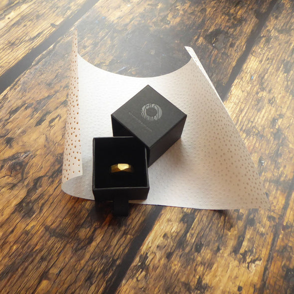 beispiel-fuer-ein-schmucktueck-aus-dem-atelier-alexandra-baum-schmuck-in-einer-schönen-geschenk-schachtel-mit-logo-optional-kann-die-schachtel-als-geschenk-in-schoenem-papier-eingepackt-werden