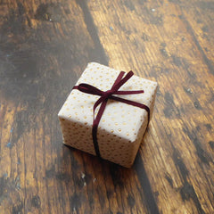 beispiel-fuer-ein-schmucktueck-aus-dem-atelier-alexandra-baum-schmuck-in-einer-schönen-geschenkverpackung-mit-schleife