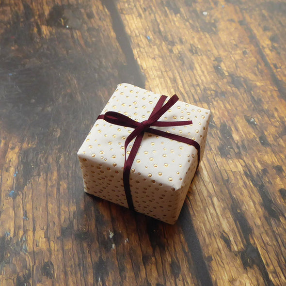 beispiel-fuer-ein-schmucktueck-aus-dem-atelier-alexandra-baum-schmuck-in-einer-schönen-geschenkverpackung-mit-schleife