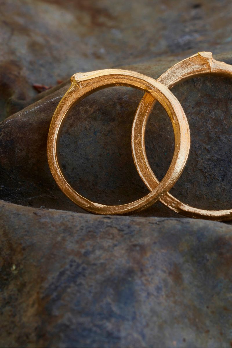 zwei-astringe-aus-gelbgold-als-tauringe-von-der-seite-zu-sehen