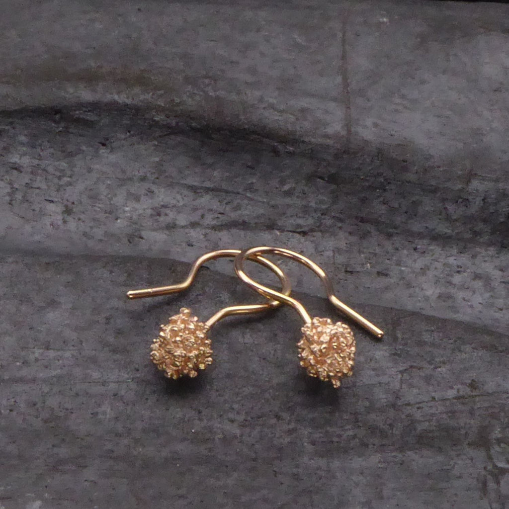 kurze-zarte-ohrhaenger-mit-einer-kugel-aus-feinen-kuegelchen-in-rotgold-aus-dem-atelier-alexandra-baum-schmuck