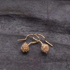 kurze-zarte-ohrhaenger-mit-einer-kugel-aus-feinen-kuegelchen-in-rotgold-aus-dem-atelier-alexandra-baum-schmuck