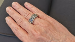 breiter-bubble-ring-mit-ca-zwei-millimeter-grossen-kuegelchen-mit-eingefassten-brillanten-und-saphiren-der-ring-besteht-aus-sterling-silber-und-ist-aussen-geschwaerzt-er-wird-in-unserer-werkstatt-in-fankfurt-am-main-von-hand-angefertigt-der-ring-hat-einen-leichten-used-look-und-die-steine-funkeln-schoen