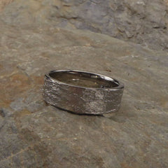 ein-ring-mit-rinden-struktur-aus-platin-sechshundert-mit-siebeneinhalb-millimeter-breite-und-innen-poliert-ein-designvon-alexandra-baum-frankfurt