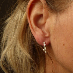 am-ohr-getragene-schlichte-handgefertigte-laerchenast-creolen-mit-feiner-besonderer-struktur-von-echten-aestchen-abgeformt-mit-kleinen-knubbeln-in-sterling-silber-aus-unserer-goldschmiede-in-frankfurt-auch-in-fairtrade-gold-oder-fairmined-silber-erhaeltlich-der-aussendurchmesser-der-creolen-ist-ca-15-mm-die-creolen-haben-einen-gewoehnlichen-ohrstecker-verschluss-von-alexandra-baum-schmuck
