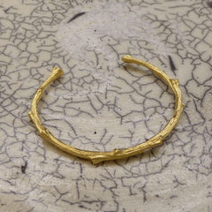 schlichter-handgefertigter-ast-armreif-mit-feiner-struktur-von-echten-aestchen-abgeformt-in-vergoldetem-sterling-silber-aus-unserer-goldschmiede-in-frankfurt-auch-in-fairtrade-gold-oder-fairmined-silber-erhaeltlich-die-groesse-ist-leicht-anpassbar-alexandra-baum-schmuck