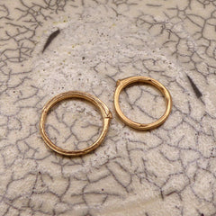 zwei-schlichte-handgefertigte-astringe-mit-feiner-besonderer-struktur-von-echten-aestchen-abgeformt-auf-der-oberseite-befindet-sich-ein-blattansatz-in-rosegold-aus-unserer-goldschmiede-in-frankfurt-auch-in-fairtrade-gold-oder-fairmined-silber-erhaeltlich-breite-des-rings-ca-drei-Millimeter-die-ringe-sind-auch-als-trauringe-geeignet