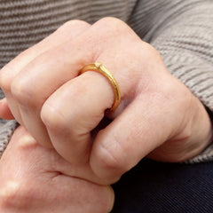 am-finger-getragener-schlichter-handgefertigter-astring-mit-feiner-besonderer-struktur-von-echten-aestchen-abgeformt-auf-der-oberseite-befindet-sich-ein-blattansatz-in-fairtrade-gelbgold-aus-unserer-goldschmiede-in-frankfurt-auch-in-silber-vergoldet-oder-fairmined-silber-erhaeltlich-breite-des-rings-ca-drei-millimeter-der-ring-eignet-sich-auch-sehr-gut-als-besonderer-verlobungsring