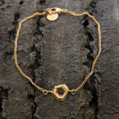 bergsee-armband-mit-einem-kleinen-anhaenger-wie-berge-mit-einem-see-in-ihrer-mitte-statt-des-sees-ist-in-der-mitte-des-anhaengers-ein-reizvolles-loch-durch-das-man-durchgucken-kann-als-verschluss-des-armbands-in-vergoldetem-sterling-silber-ist-ein-karabiner-befestigt