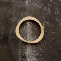 ein-ehering-mit-dem-namen-durch-dick-und-duenn-der-ring-besteht-aus-palladium-weissgold-die-form-ist-klassisch-aber-leicht-unregelmaessig-an-manchen-stellen-dicker-an-manchen-stellen-duenner-ein-design-trauring-der-sich-von-der-masse-abhebt-die-ringe-werden-von-hand-in-unserer-goldschmiede-in-frankfurt-am-main-angefertigt