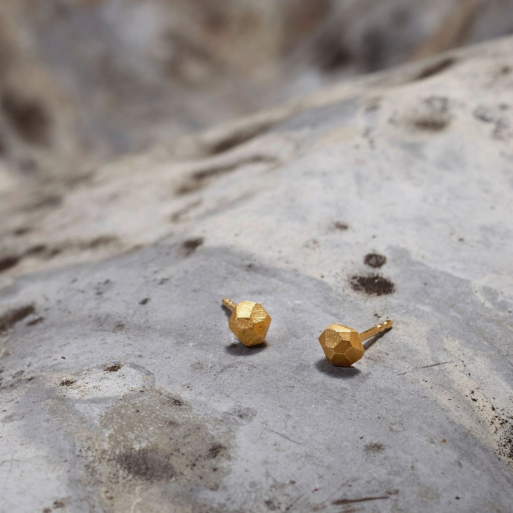 ecken-und-kanten-ohrstecker-in-der-kleinen-variante-die-ohrringe-bestehen-aus-einem-dreidimensionalen-facettierten-plaettchen-und-haben-hinten-einen-handelsueblichen-stecker-und-verschluss-die-ohrringe-werden-aus-vergoldetem-recycling-sterling-silber-hergestellt-und-sind-nickelfrei-nachhaltiger-schmuck-von-hand-gefertigt-in-unserer-goldschmiede-in-frankfurt-bockenheim-alexandra-baum-schmuck-auch-in-fairtrade-gold-erhaeltlich