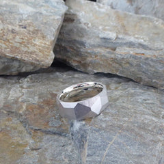 ein-spannender-breiter-ring-mit-vielen-unregelmaessigen-facetten-oder-polygonen-flaechen-der-ring-ist-ca-achteinhalb-millimeter-breit-und-besteht-aus-recyceltem-sterling-silber-geeignet-als-trauring-oder-schmuckring-fuer-menschen-die-auffaellige-ringe-moegen-die-ringe-werden-von-hand-in-unserer-goldschmiede-in-frankfurt-am-main-angefertigt-und-sind-individuell-anpassbar-alexandra-baum-schmuck