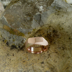 ein-breiter-auffaelliger-ring-mit-vielen-unregelmaessigen-facetten-oder-polygonen-flaechen-der-ring-ist-ca-achteinhalb-millimeter-breit-und-besteht-aus-rotgold-geeignet-als-trauring-oder-schmuckring-fuer-menschen-die-auffaellige-ringe-moegen-die-ringe-werden-von-hand-in-unserer-goldschmiede-in-frankfurt-am-main-angefertigt-und-sind-individuell-anpassbar-alexandra-baum-schmuck