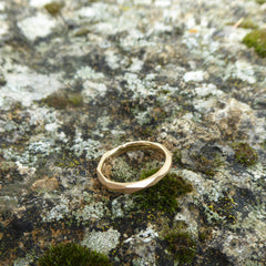 ein-ganz-schmaler-ring-aus-unserer-ecken-und-kanten-kollektion-mit-vielen-unregelmaessigen-facetten-beziehungsweise-polygonen-flaechen-der-ring-ist-ca-zweieinhalb-millimeter-breit-und-besteht-aus-rosegold-er-ist-auch-in-fairtrade-gold-erhaeltlich-ein-design-ehering-oder-verlobungsring-der-nicht-von-der-stange-ist-die-ringe-werden-von-hand-in-unserer-goldschmiede-in-frankfurt-am-main-angefertigt-alexandra-baum-schmuck