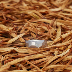ein-breiterer-ring-mit-vielen-unregelmaessigen-facetten-beziehungsweise-polygonen-flaechen-der-ring-ist-ca-sechseinhalb-millimeter-breit-und-besteht-aus-palladiumweissgold-die-ringe-werden-von-hand-in-unserer-goldschmiede-in-frankfurt-am-main-angefertigt-und-sind-individuell-anpassbar-alexandra-baum-schmuck