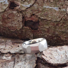 ein-spannender-breiter-ring-mit-vielen-unregelmaessigen-facetten-oder-polygonen-flaechen-mit-feilstruktur-der-ring-ist-ca-achteinhalb-millimeter-breit-und-besteht-aus-recyceltem-sterling-silber-geeignet-als-trauring-oder-schmuckring-fuer-menschen-die-auffaellige-ringe-moegen-die-ringe-werden-von-hand-in-unserer-goldschmiede-in-frankfurt-am-main-angefertigt-und-sind-individuell-anpassbar-alexandra-baum-schmuck