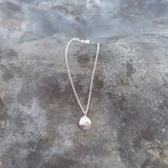 ecken-und-kanten-kette-mit-einem-kleinen-tropfenfoermigen-anhaenger-in-der-kleineren-variante-mit-unregelmaessigen-facetten-die-kette-besteht-aus-recycling-sterling-silber-als-verschluss-der-kette-ist-ein-karabiner-befestigt-den-man-auf-zwei-verschiedene-laengen-einhaken-kann-nachhaltiger-schmuck-von-hand-gefertigt-in-unserer-goldschmiede-in-frankfurt-bockenheim