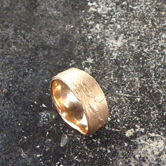 Grasring mit ca. 7-9 mm Breite und unregelmäßigen Kanten