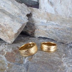 Grasring mit ca. 7-9 mm Breite und unregelmäßigen Kanten