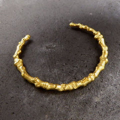 schlichter-handgefertigter-kirschast-armreif-mit-feiner-struktur-von-echten-aestchen-abgeformt-mit-kleinen-knubbeln-in-vergoldetem-sterling-silber-aus-unserer-goldschmiede-in-frankfurt-auch-in-fairtrade-gold-oder-fairmined-silber-erhaeltlich-die-groesse-ist-leicht-anpassbar-alexandra-baum-schmuck