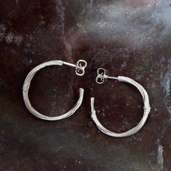 schlichte-handgefertigte-pfaffenhut-creolen-mit-feiner-besonderer-struktur-von-echten-pfaffenhut-aestchen-abgeformt-mit-zarter-struktur-in-sterling-silber-aus-unserer-goldschmiede-in-frankfurt-auch-in-fairtrade-gold-oder-fairmined-silber-erhaeltlich-der-aussendurchmesser-der-creolen-ist-ca-24-mm-die-ohrringe-haben-einen-gewoehnlichen-ohrstecker-verschluss-von-alexandra-baum-schmuck