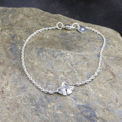 handgefertigtes-ginkgo-armband-mit-zarter-ankerkette-sterling-silber-aus-unserer-goldschmiede-in-frankfurt-auch-in-fairtrade-gold-erhaeltlich