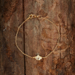 handgefertigtes-ginkgo-armband-mit-zarter-ankerkette-silber-vergoldet-oder-echtgold-aus-unserer-goldschmiede-in-frankfurt-auch-in-fairtrade-gold-erhaeltlich