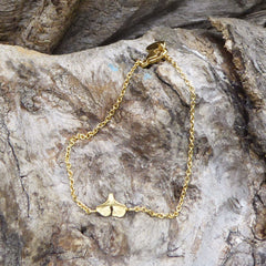 zartes-handgefertigtes-ginkgo-armband-mit-feiner-ankerkette-silber-vergoldet-oder-echtgold-aus-unserer-goldschmiede-in-frankfurt-auch-in-fairtrade-gold-erhaeltlich