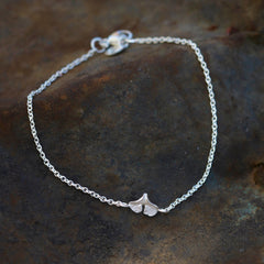 zartes-handgefertigtes-ginkgo-armband-mit-feiner-ankerkette-sterling-silber-aus-unserer-goldschmiede-in-frankfurt-auch-in-fairtrade-gold-erhaeltlich