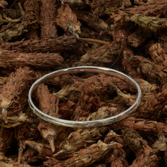 ein-edler-und-schlichter-armreif-mit-gras-struktur-in-sterling-silber-handgefertigt-in-unserer-goldschmiede-werkstatt-in-frankfurt-am-main-von-alexandra-baum-schmuck