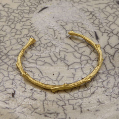 schlichter-handgefertigter-ast-armreif-mit-feiner-struktur-von-echten-aestchen-abgeformt-in-vergoldetem-sterling-silber-aus-unserer-goldschmiede-in-frankfurt-auch-in-fairtrade-gold-oder-fairmined-silber-erhaeltlich-die-groesse-ist-leicht-anpassbar-alexandra-baum-schmuck