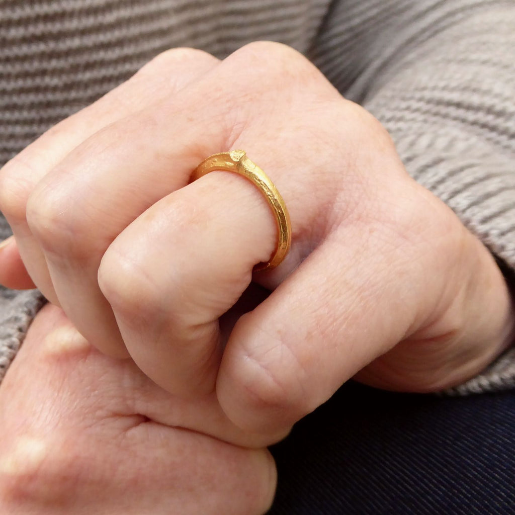 am-finger-getragener-schlichter-handgefertigter-astring-mit-feiner-besonderer-struktur-von-echten-aestchen-abgeformt-auf-der-oberseite-befindet-sich-ein-blattansatz-in-fairtrade-gelbgold-aus-unserer-goldschmiede-in-frankfurt-auch-in-silber-vergoldet-oder-fairmined-silber-erhaeltlich-breite-des-rings-ca-drei-millimeter-der-ring-eignet-sich-auch-sehr-gut-als-besonderer-verlobungsring