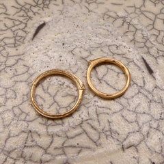 zwei-schlichte-handgefertigte-astringe-mit-feiner-besonderer-struktur-von-echten-aestchen-abgeformt-auf-der-oberseite-befindet-sich-ein-blattansatz-in-rosegold-aus-unserer-goldschmiede-in-frankfurt-auch-in-fairtrade-gold-oder-fairmined-silber-erhaeltlich-breite-des-rings-ca-drei-Millimeter-die-ringe-sind-auch-als-trauringe-geeignet